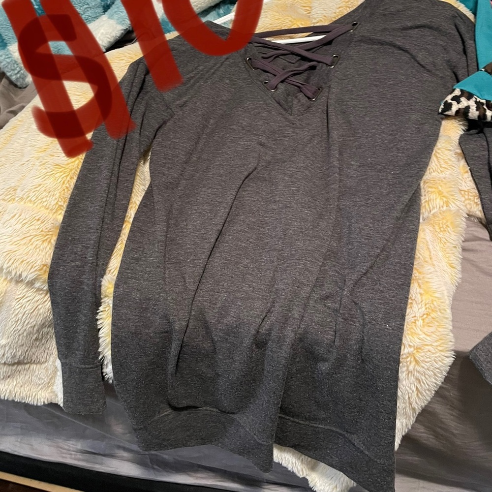 I am selling this shirt cause it doesn’t fit me anymore it’s a size large, comfy